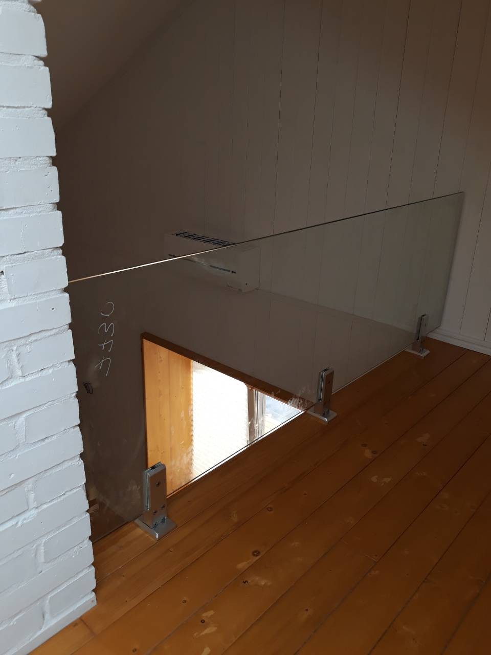 Огорожа зі скла на стойках